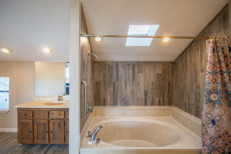 Photo of bathroom with bathtub. Room 225